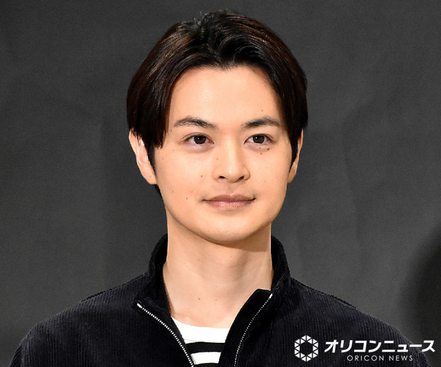 半ズボンでソフビ持ってる！」瀬戸康史、無精ひげ×サングラスの“公園